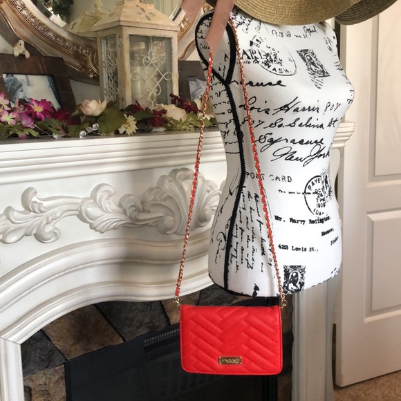 Bebe red quilted faux leather with gold chain - Picture 3 of 8